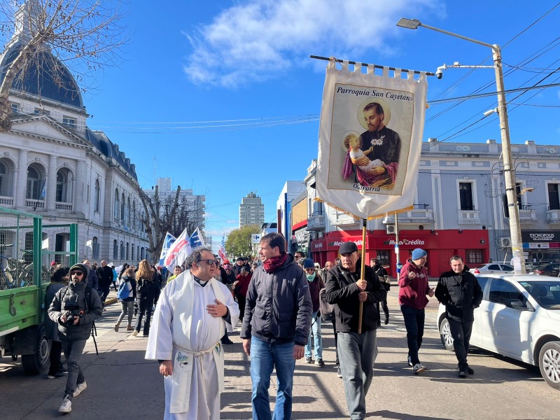 Paz, pan y trabajo: Olavarra peregrin en honor a San Cayetano